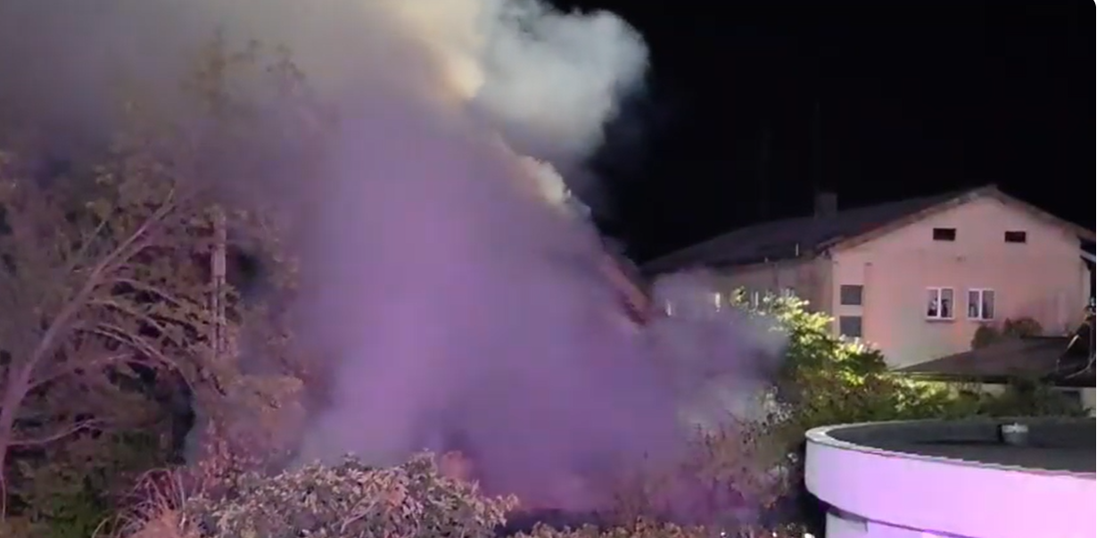 Incendiu violent la o locuință din Slatina: trei persoane au fost transportate la spital