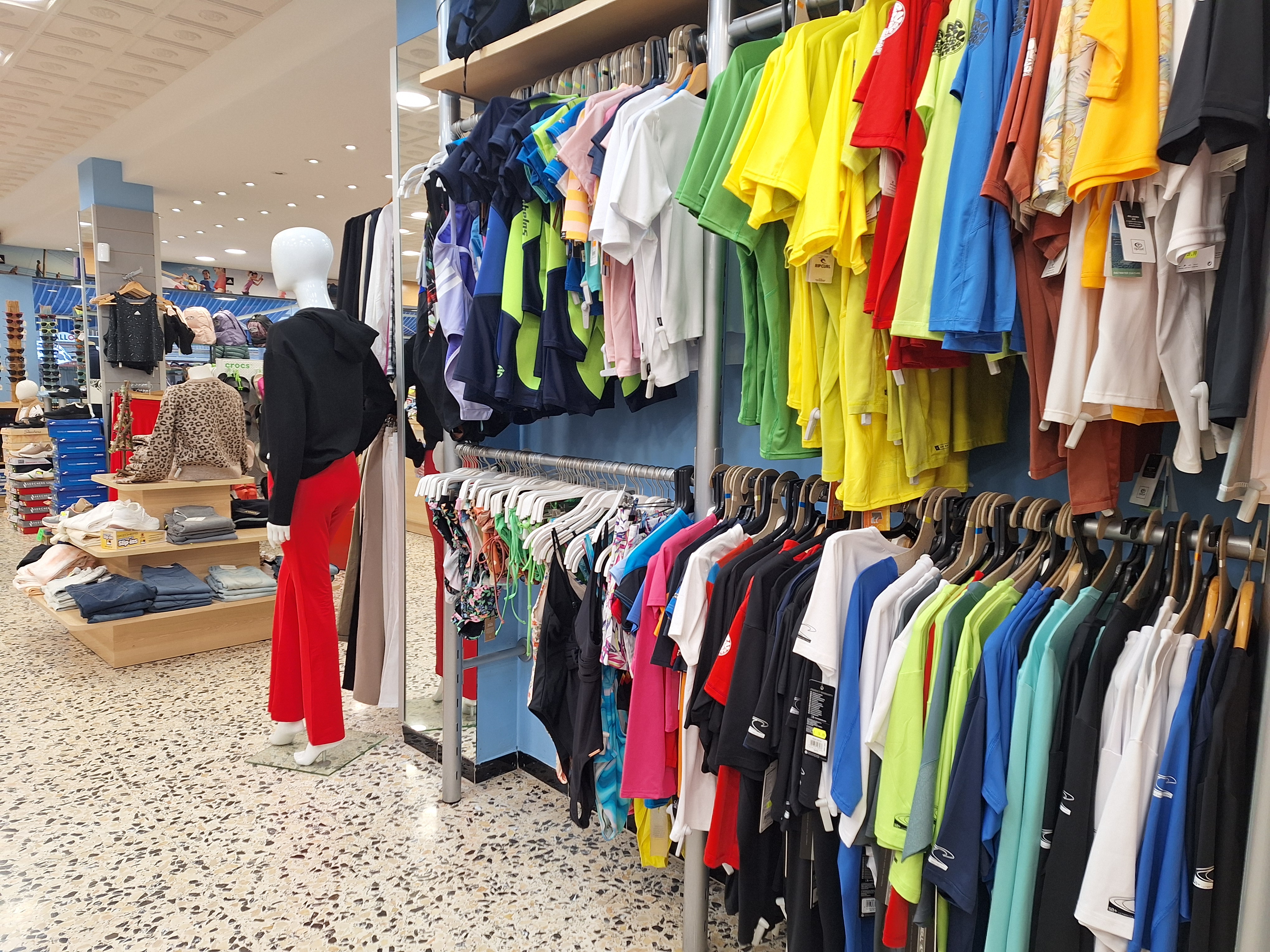 Scandal la Zara: Un costum de Halloween pentru copii a fost retras din cauza unor asemănări cu uniformele naziste