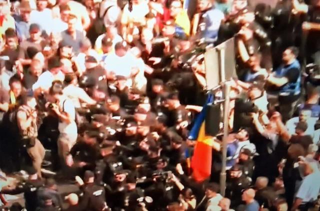 Tensiuni în Piața Victoriei: Protestatarii au forțat dispozitivul de jandarmi și au aruncat cu obiecte