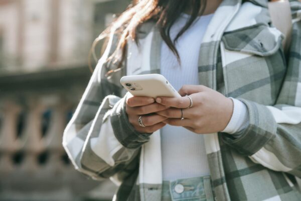 Avertisment de la DNSC: SMS-uri frauduloase care pretind că există amenzi de parcare neplătite