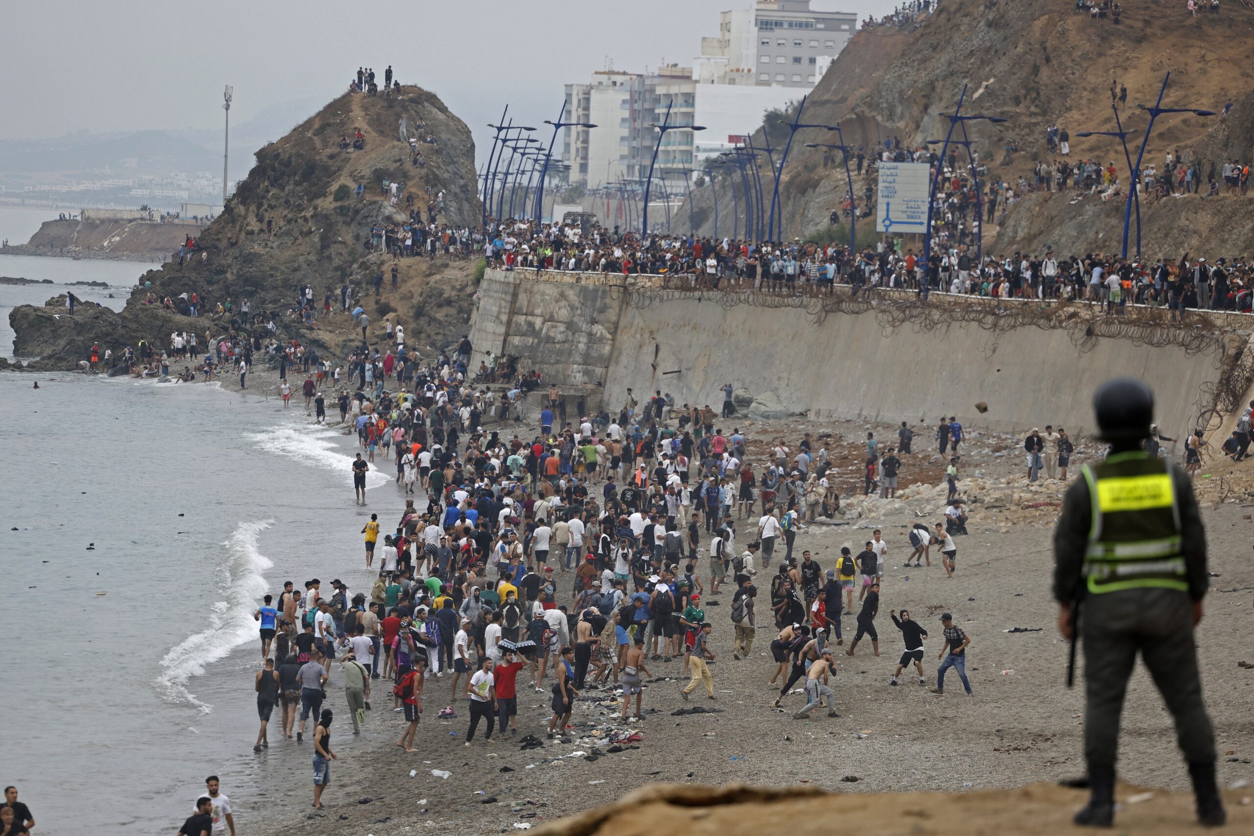 Poliția spaniolă a evacuat o tabără de migranți de pe o plajă din Ceuta înainte de vizita regală
