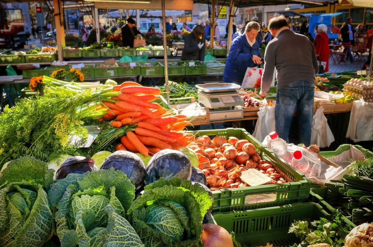 Criză în piețele agro: Legumicultorii rămân cu marfa pe tarabe pe măsură ce cumpărătorii migrează către supermarketuri