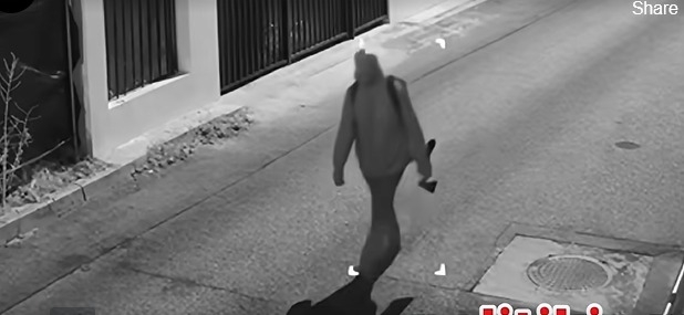 Bărbat cu un topor de mari dimensiuni a fost filmat plimbindu-se pe străzile din Pitești