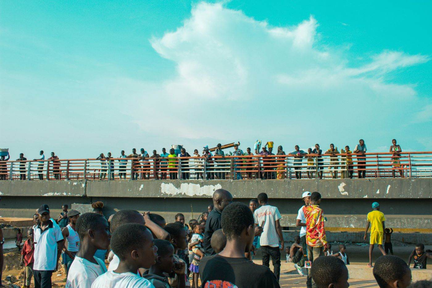 Poliția spaniolă evacuează o tabără de migranți de pe plaja din Ceuta înainte de vizita regală