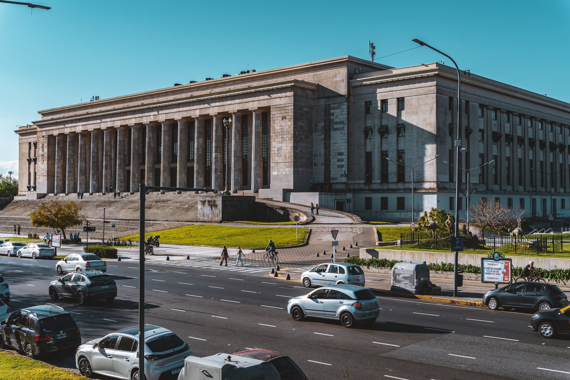 Tensiuni în Piața Victoriei: Protestatarii au forțat cordonul de jandarmi și au blocat circulația