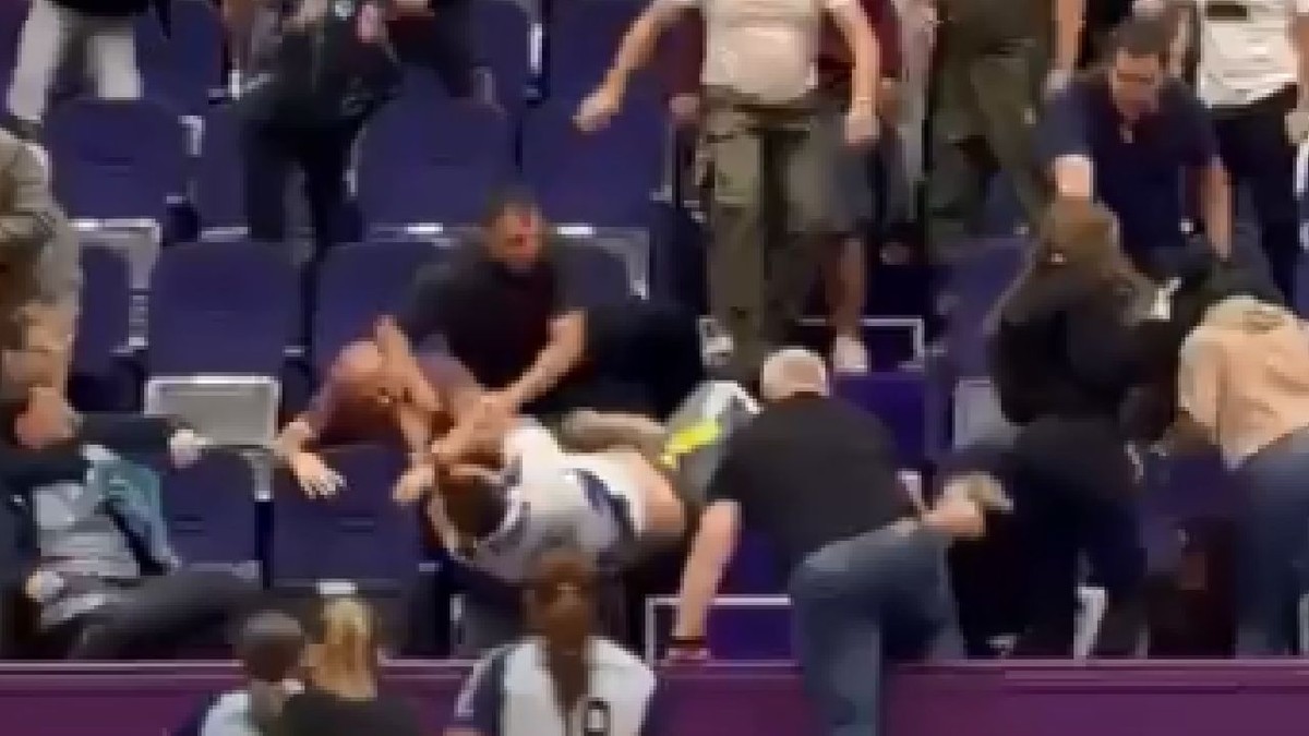 Violență în tribune la un meci de handbal pentru fete la Timișoara. Părinții s-au luat la bătaie