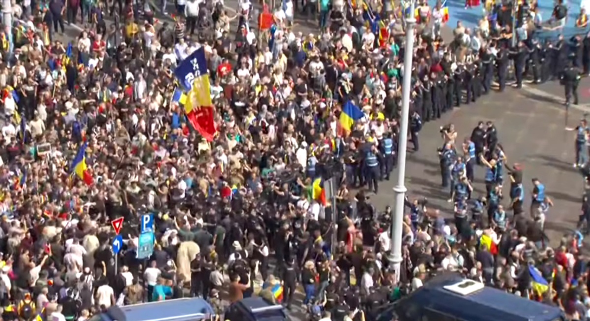 Incidente violente la protestul din Piața Victoriei: Jandarmeria a intervenit împotriva unor persoane agresive