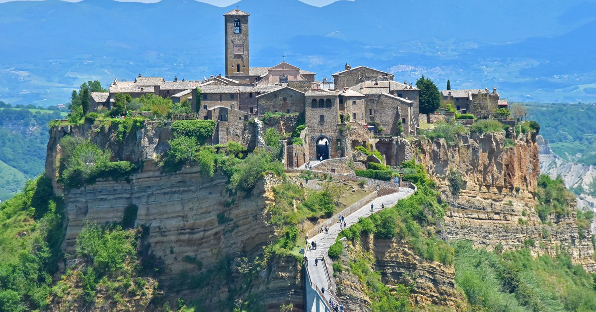 Satul medieval Civita di Bagnoregio se prăbușește din cauza eroziunii. Are doar 14 locuitori