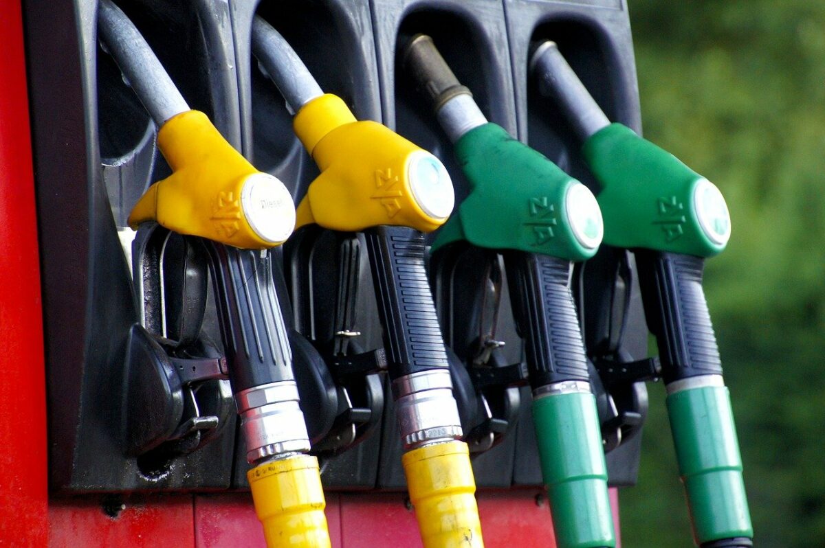 Polonia vrea să taxeze profiturile companiilor petroliere pentru a scădea prețul combustibilului