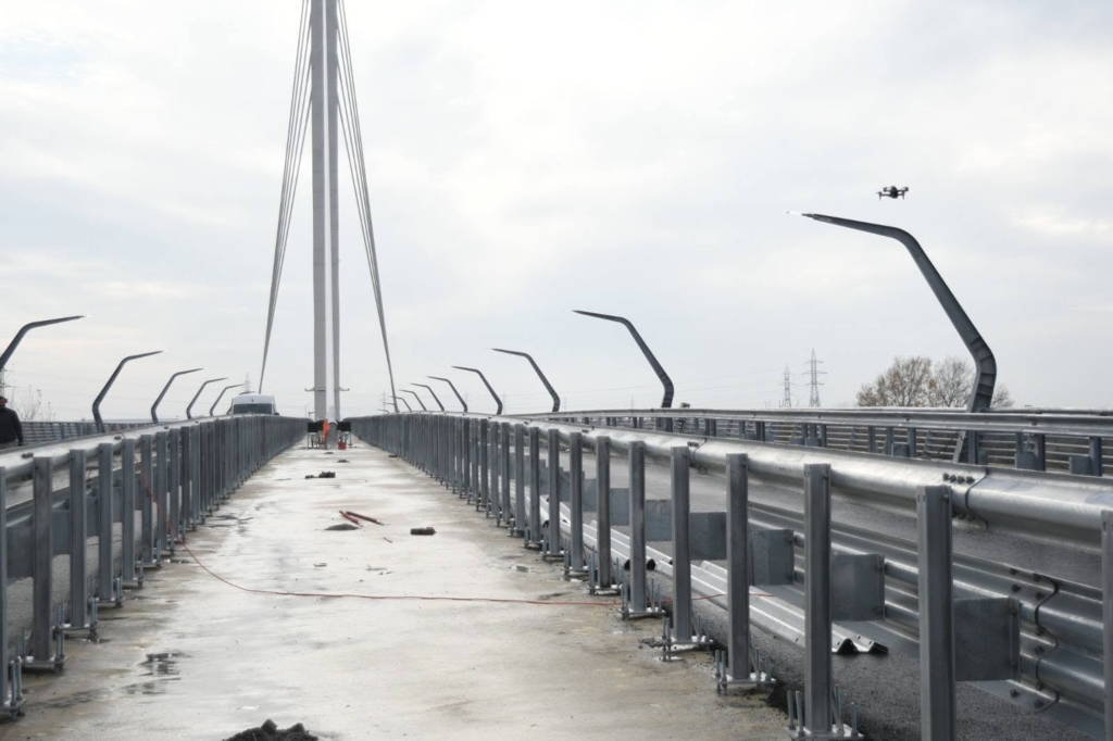 Podul hobanat din Arad, inaugurat recent, intră în reparații după defectarea suprafețelor