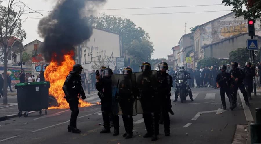 Criza de securitate din școlile franceze: Peste 400 de licee vor fi închise din cauza protestelor violente