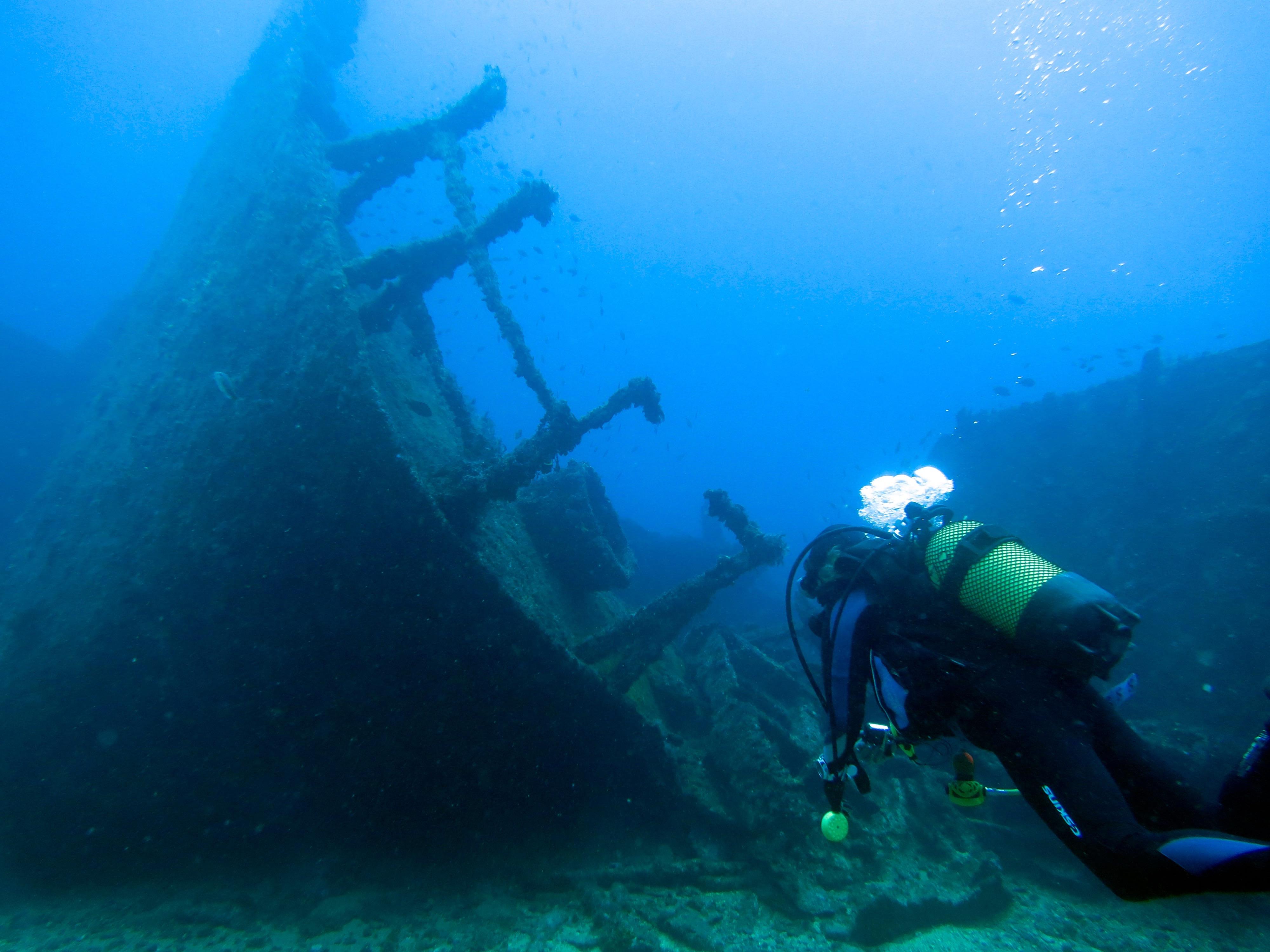 Navă lovită de o dronă plutește în derivă în Marea Neagră; 13 marinari ar fi dispăruți