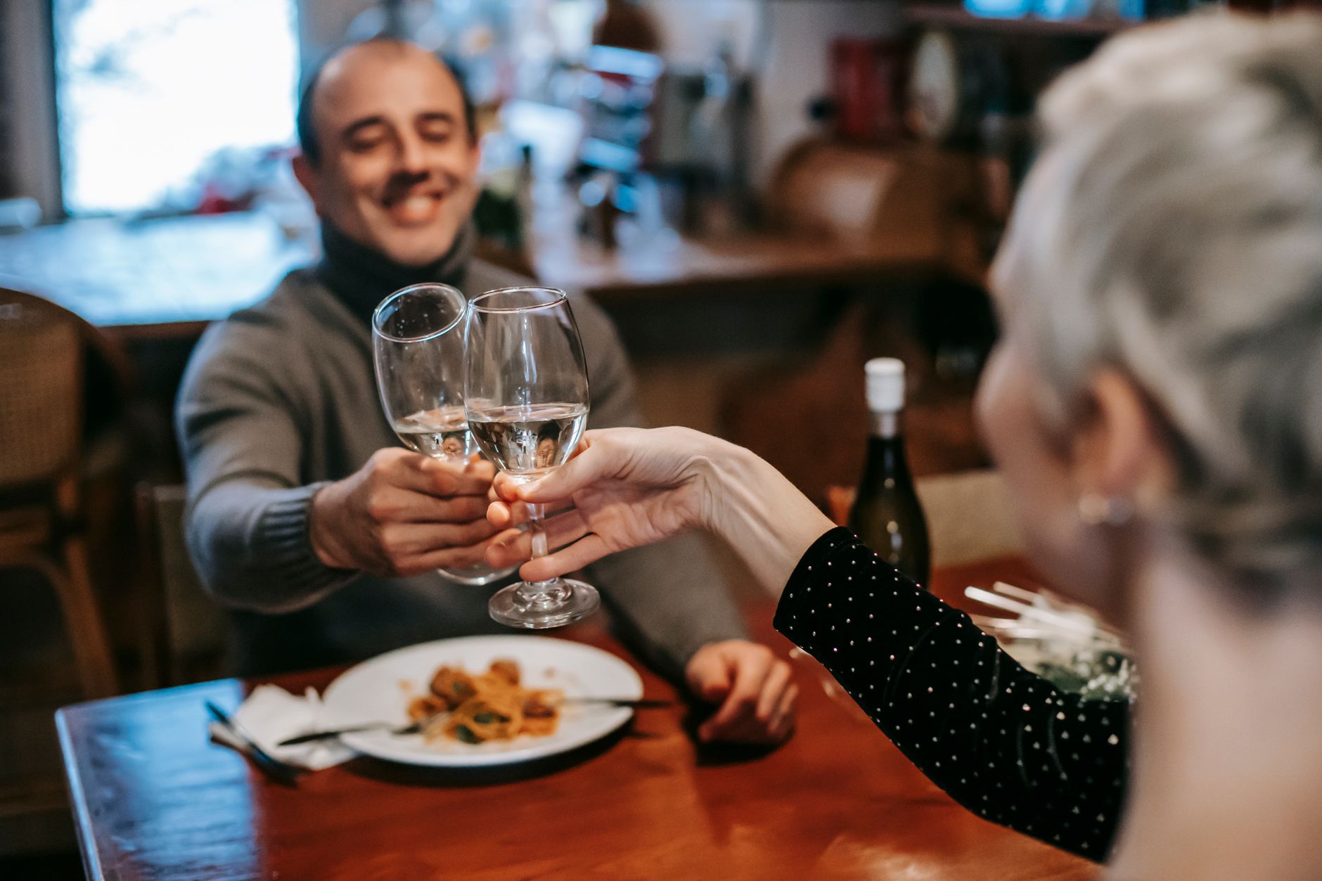 Tendințe îngrijorătoare în consumul de alcool: Adulții de peste 50 de ani beau tot mai mult