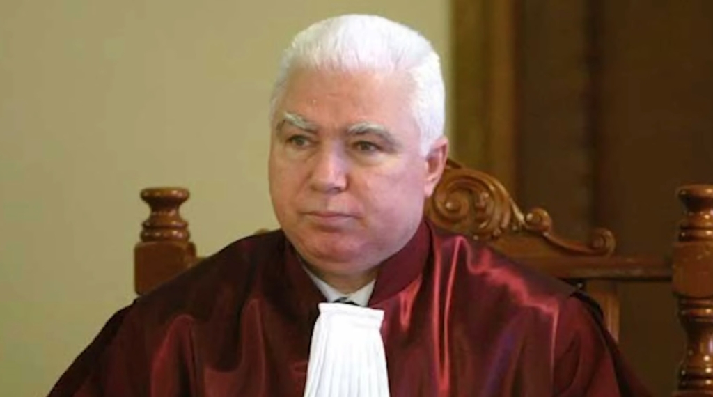 Fostul judecător CCR Petre Lăzăroiu avertizează că economia României este în prag de colaps