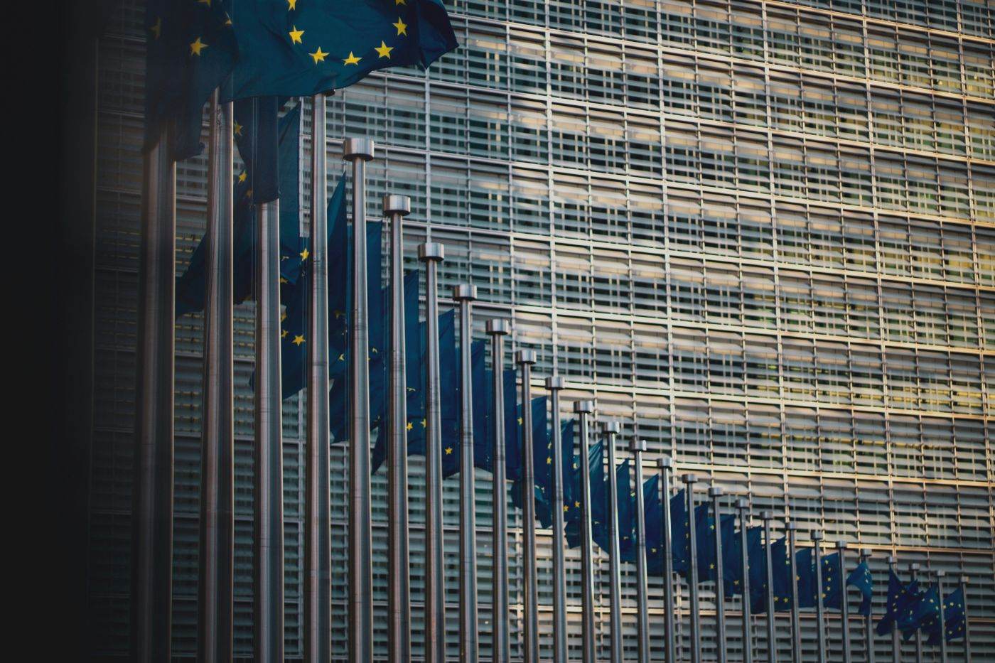 Aproximativ 500 de foști diplomați europeni cer UE măsuri împotriva proiectului de colonizare E1