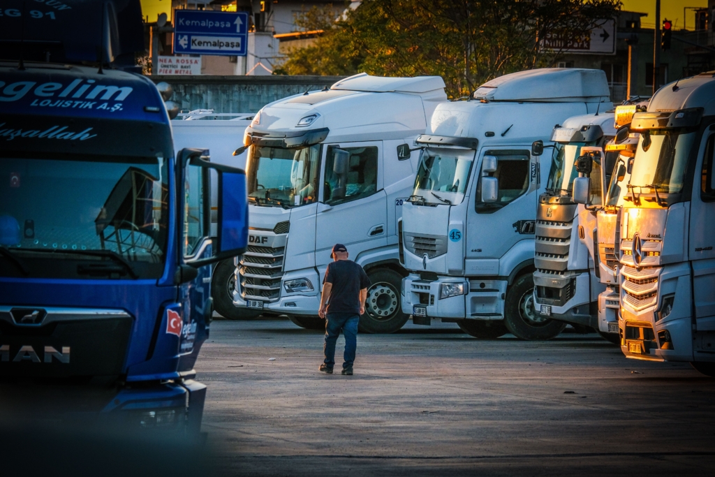 Noi reguli pentru șoferii de TIR din Spania: Documentul de Control Administrativ trece la format digital