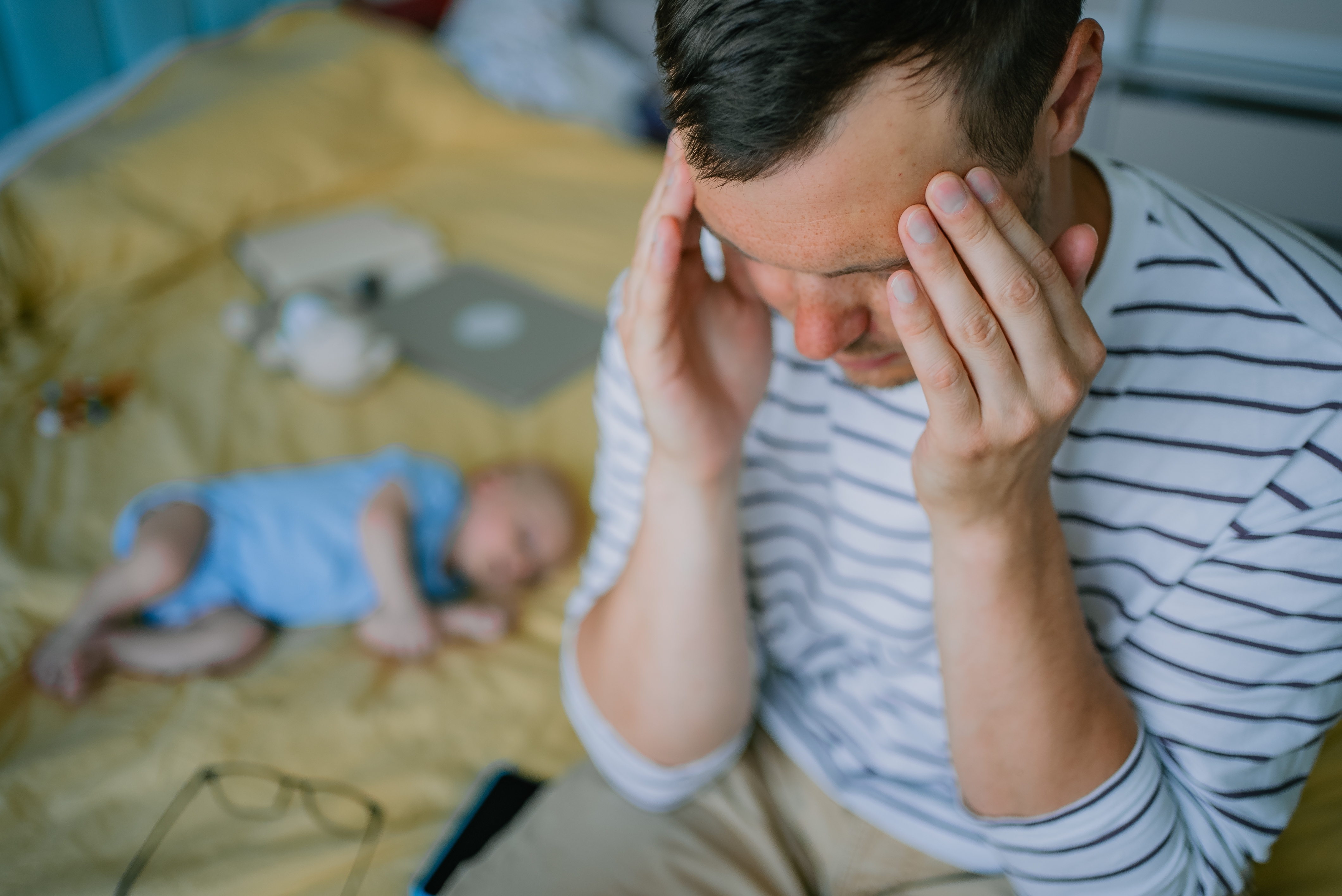 Burnout-ul parental la bărbați: presiunea financiară și conflictul muncă-familie duc la epuizare profundă