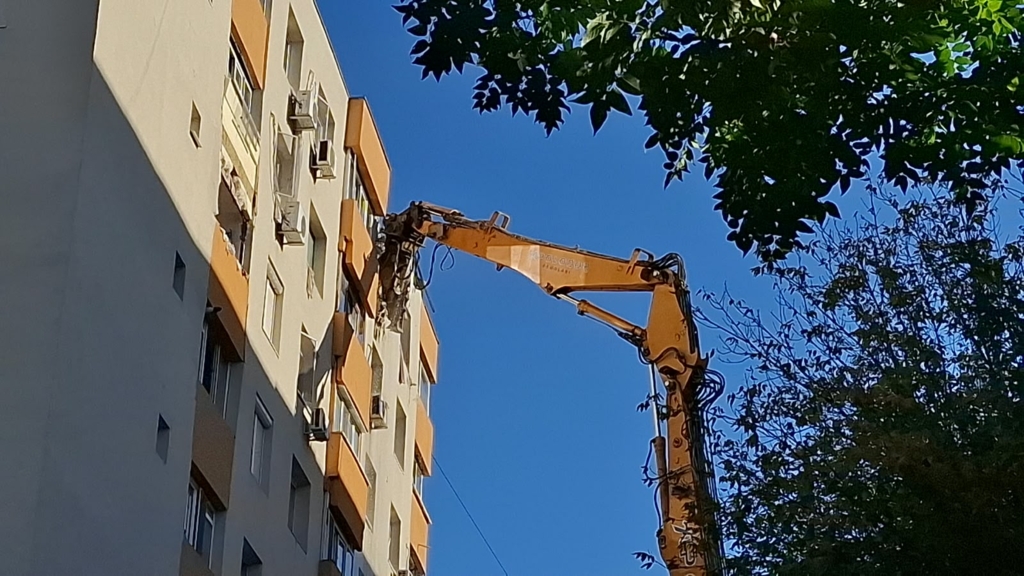 Demolări la blocul din Rahova: Proprietarii nu își pot recupera bunurile, obiectele cad de la înălțime