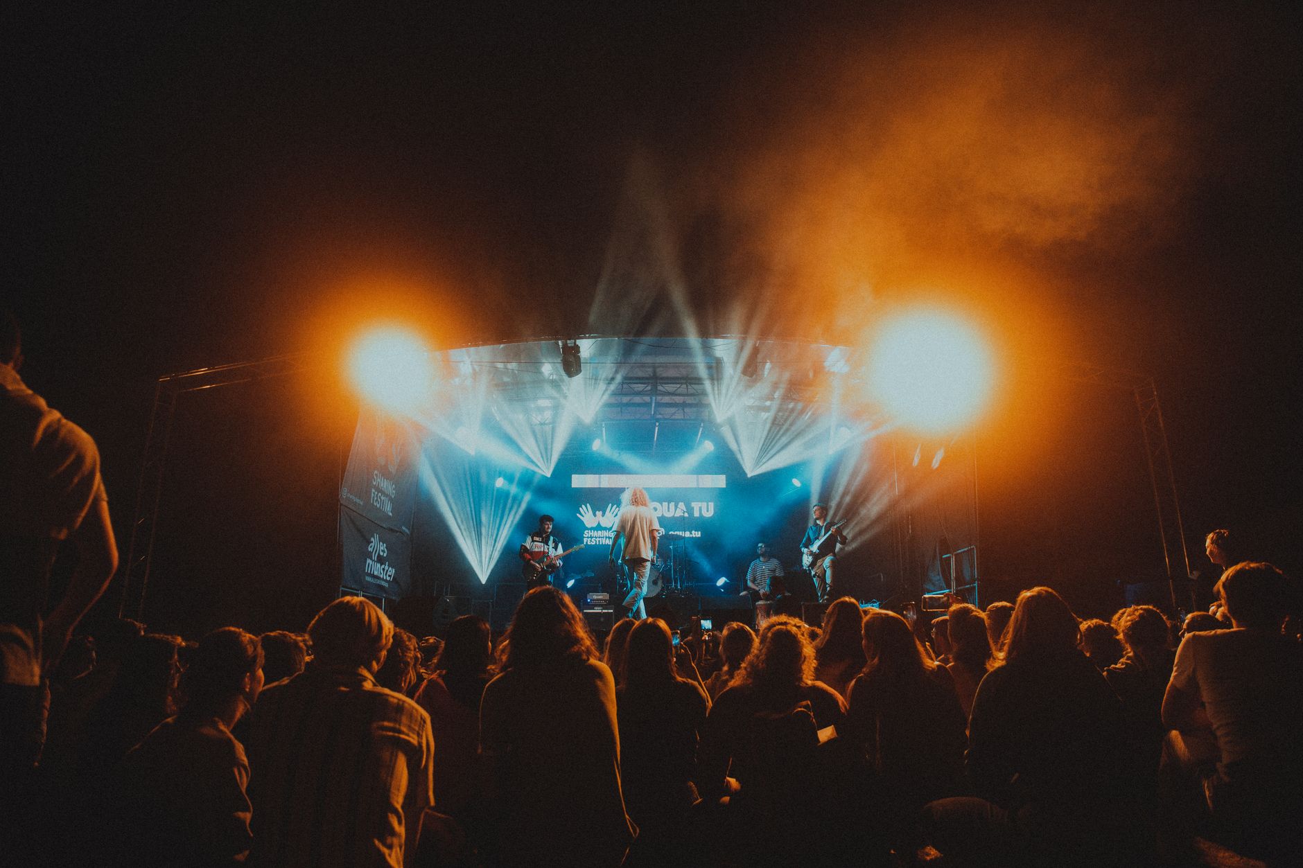 Theo Rose a susținut un concert pe Calea Victoriei. Motivul pentru care echipa ei avea o găleată în preajmă