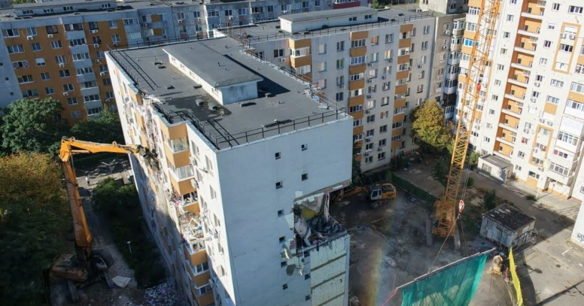 Demolarea controlată a blocului din Rahova a început. Este o operațiune în premieră în România