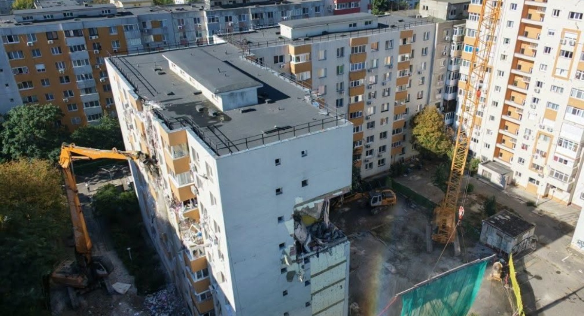 A început demolarea etajelor superioare ale blocului din Rahova, afectat de explozia din octombrie 2025