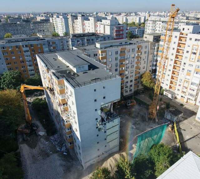 A început demolarea controlată a etajelor superioare ale blocului din Rahova afectat de explozie