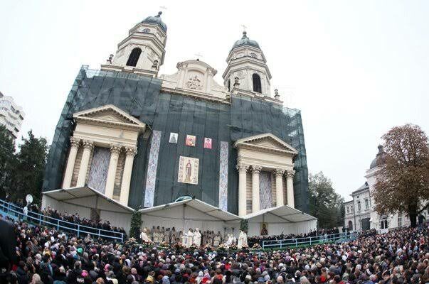 Debutează pelerinajul la Sfânta Parascheva la Iași. Anul acesta, moaștele Sfântului Cuvios Paisie vor fi prezente