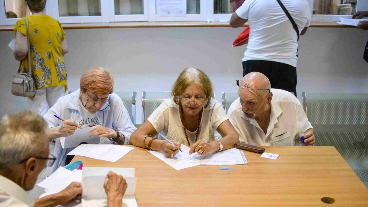 Cum pot pensionarii să încaseze pensia și salariul simultan: regulile și excepțiile legale