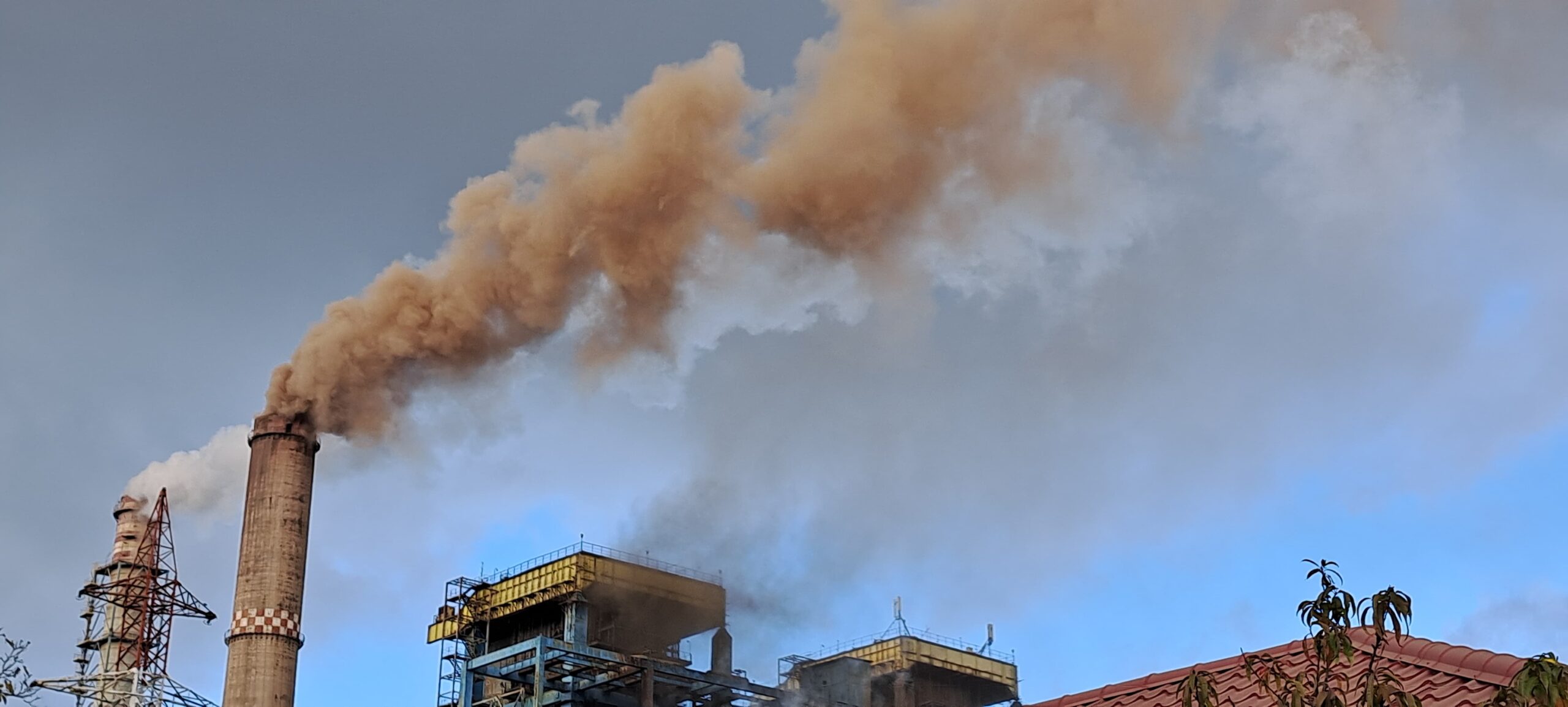 Sute de locuitori din Craiova au dat în judecată autoritățile din cauza poluării cu cenușă de la Termocentrale