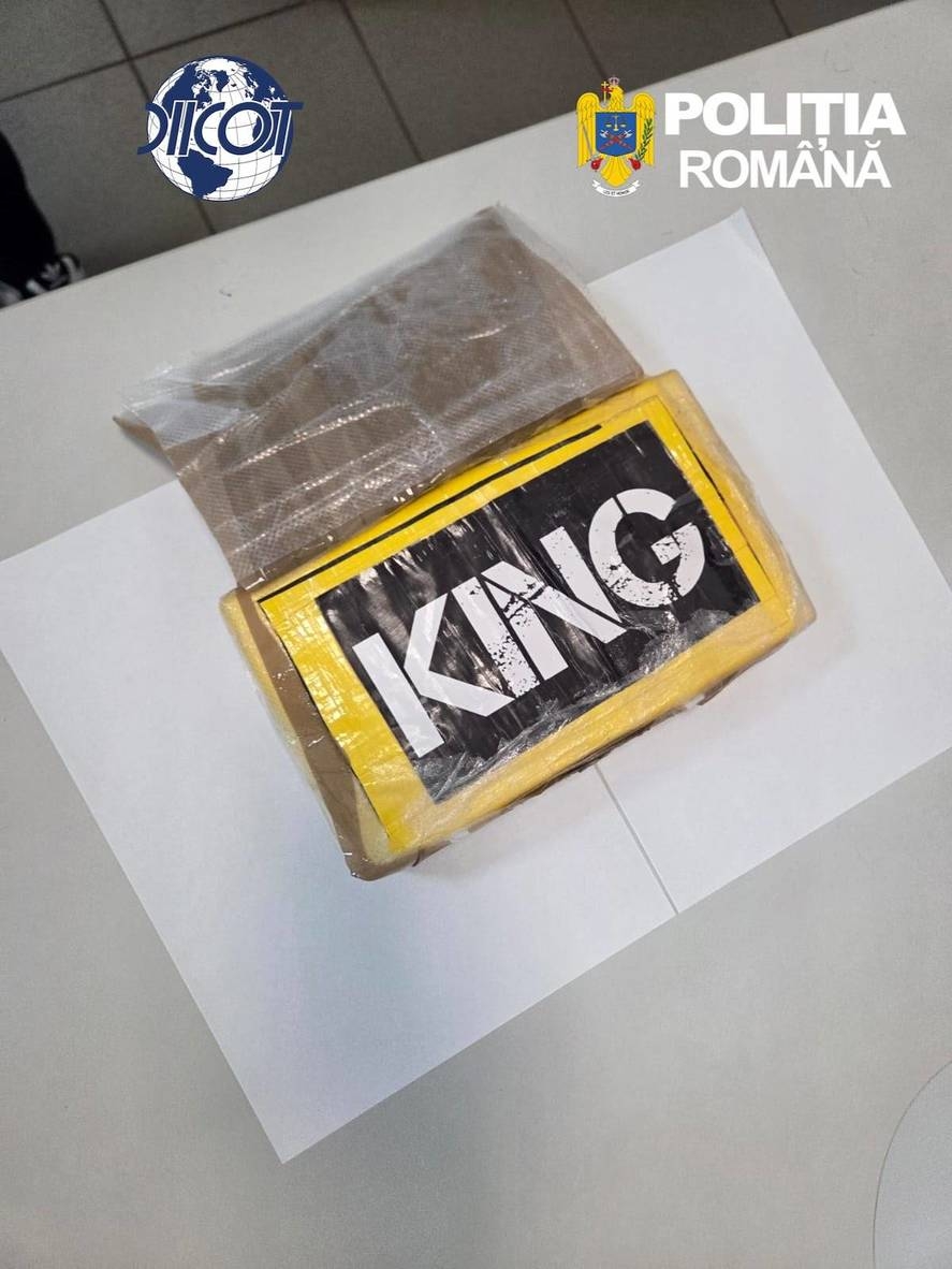Un bărbat a fost arestat cu un kilogram de cocaină ascunsă într-un compartiment special în mașină