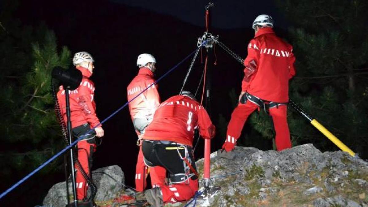 Cinci turiști, printre care și doi minori, s-au rătăcit noaptea în Munții Retezat