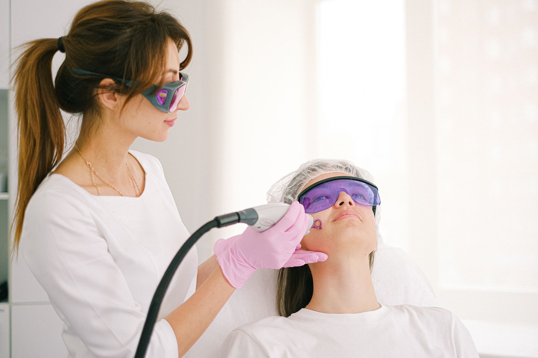 Tehnologia Exolase One poate trata acneea activă și cicatricile, fără limită de vârstă, conform medicului Oana Manciu