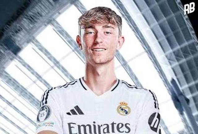 Controversă la Real Madrid: Fotografie cu Dean Huijsen la volan, în timp ce folosește telefonul