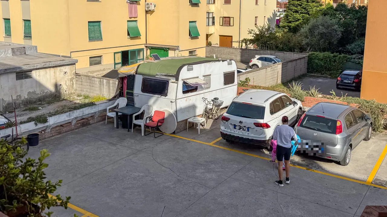 Un român care locuiește într-o rulotă în Toscana provoacă o dispută între vecini și autorități