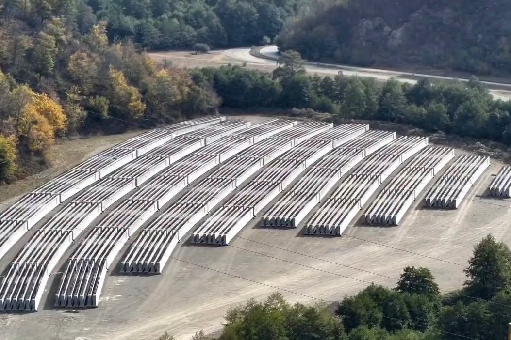 Grinzile pentru autostrada A1 Sibiu-Pitești sunt fabricate la Racovița