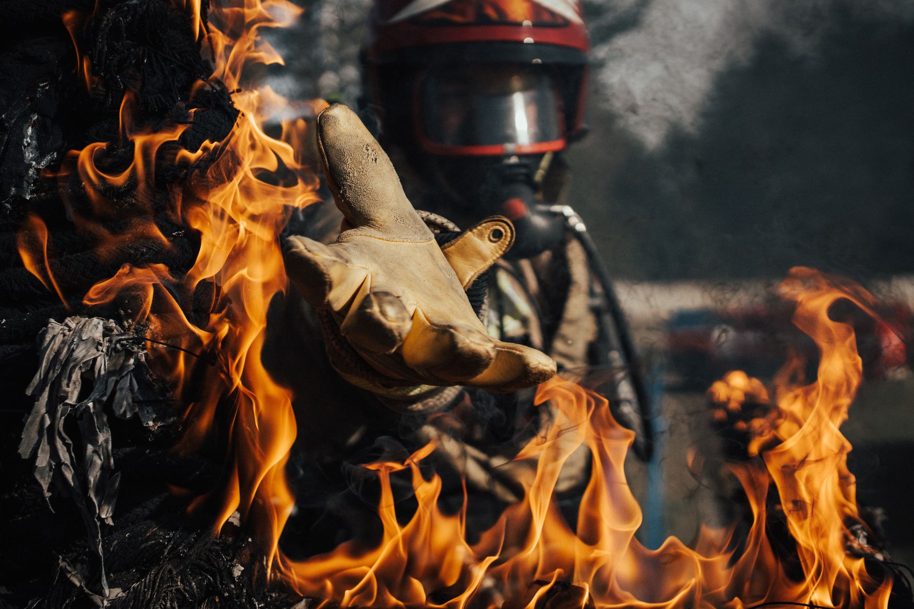 Incendiu violent pe malul Dunării în Giurgiu: o navă dezafectată a fost cuprinsă de flăcări
