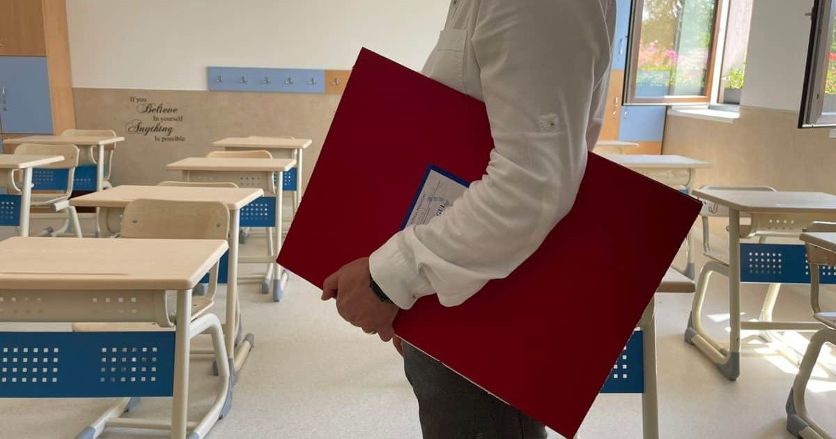 Anchetă penală pentru un profesor de engleză din Brașov după mesaje cu tentă sexuală trimise unui elev