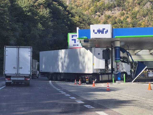 Accident grav într-o benzinărie de pe Valea Oltului: un autocamion a distrus pompele de carburant