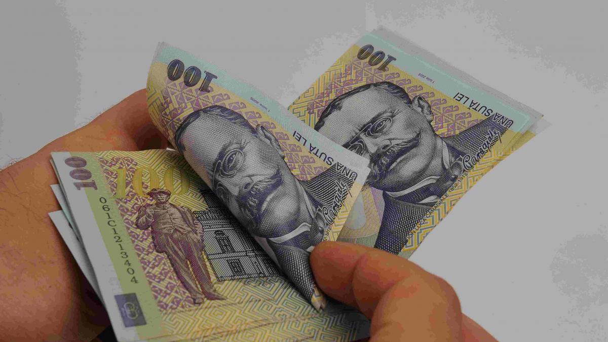 Cum pot sumele mici să îți golească contul: un calcul al cheltuielilor zilnice care ajung la sute de lei pe lună