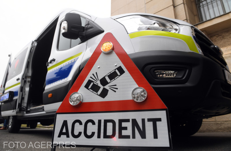 Trafic oprit pe DN7, în Valea Oltului, după ce un tir a intrat într-o benzinărie