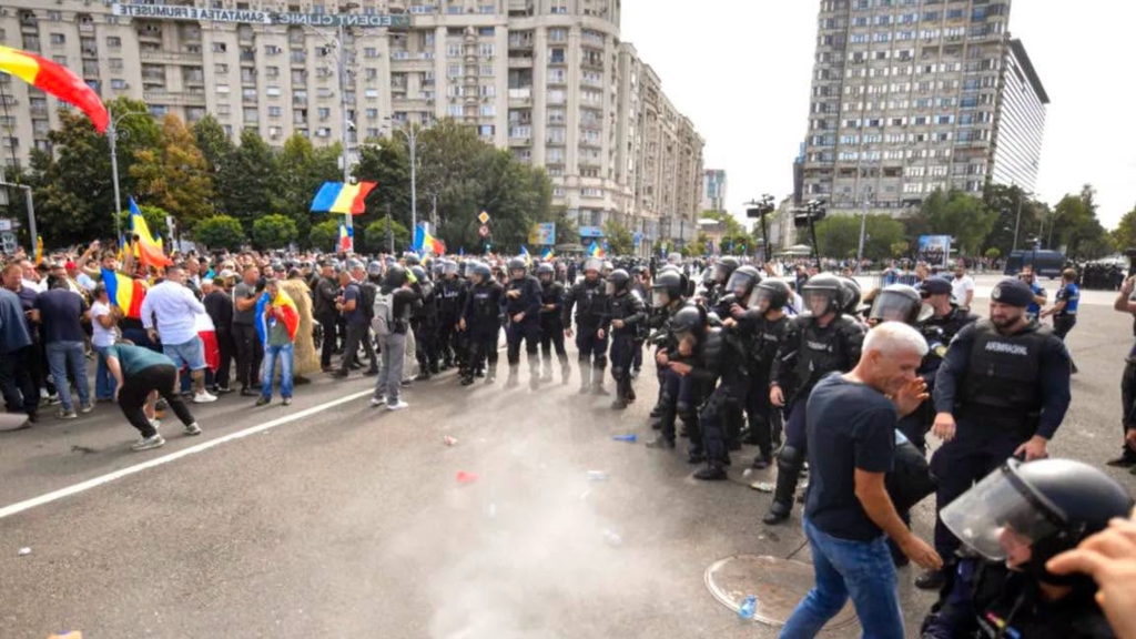 Vandalism în Piața Victoriei: Două mașini ale Jandarmeriei au fost distruse de manifestanți violenți