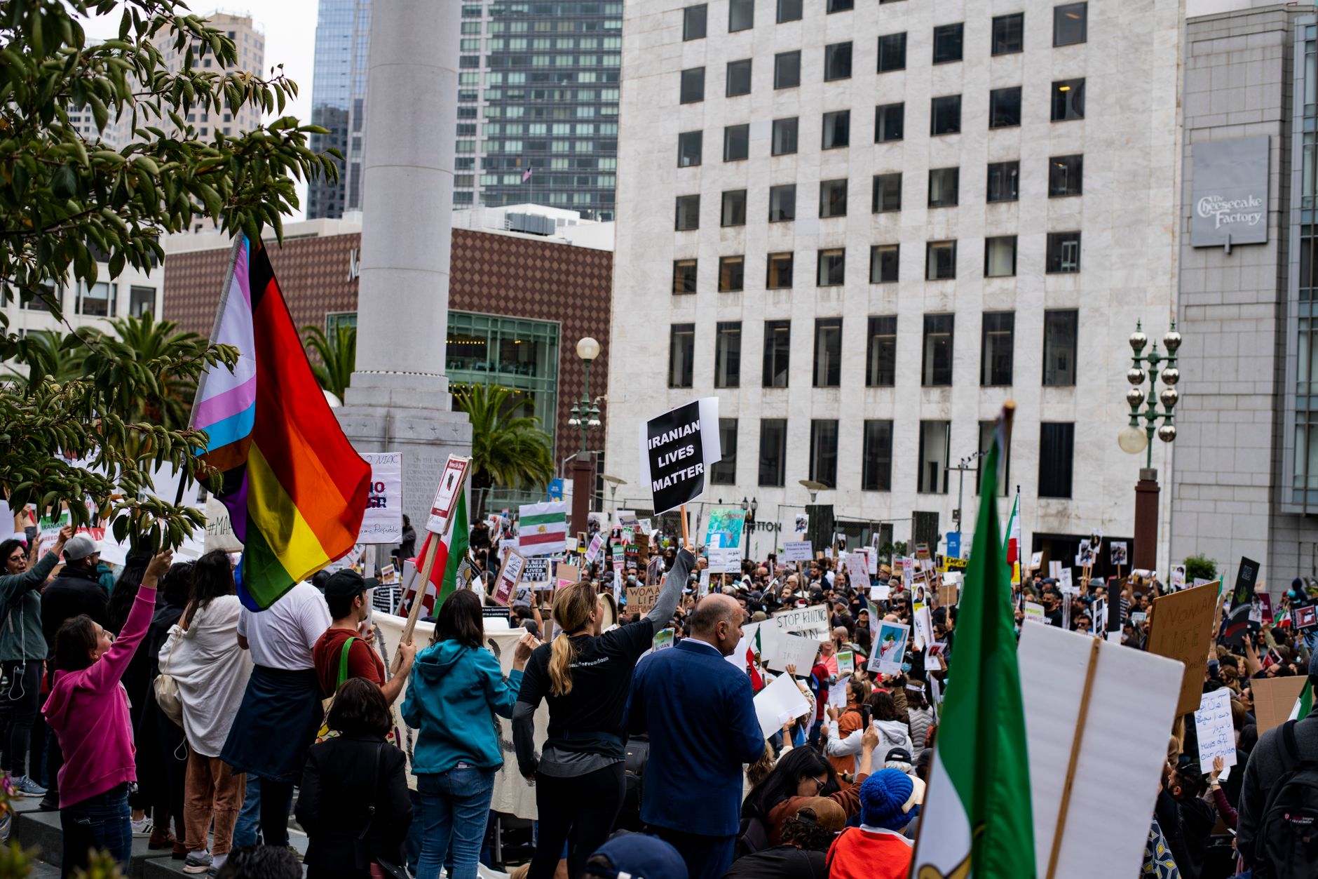 Miting de susținere în fața Arestului Central pentru Călin Georgescu, în contextul anchetei DIICOT