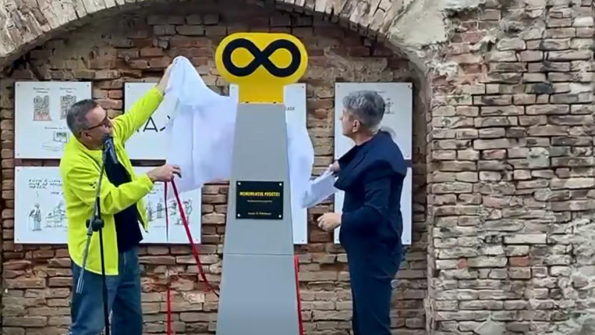 Monumentul Prostiei a fost dezveluit la Brăila. Lucrarea satirică este mobilă și poate fi trimisă în turneu