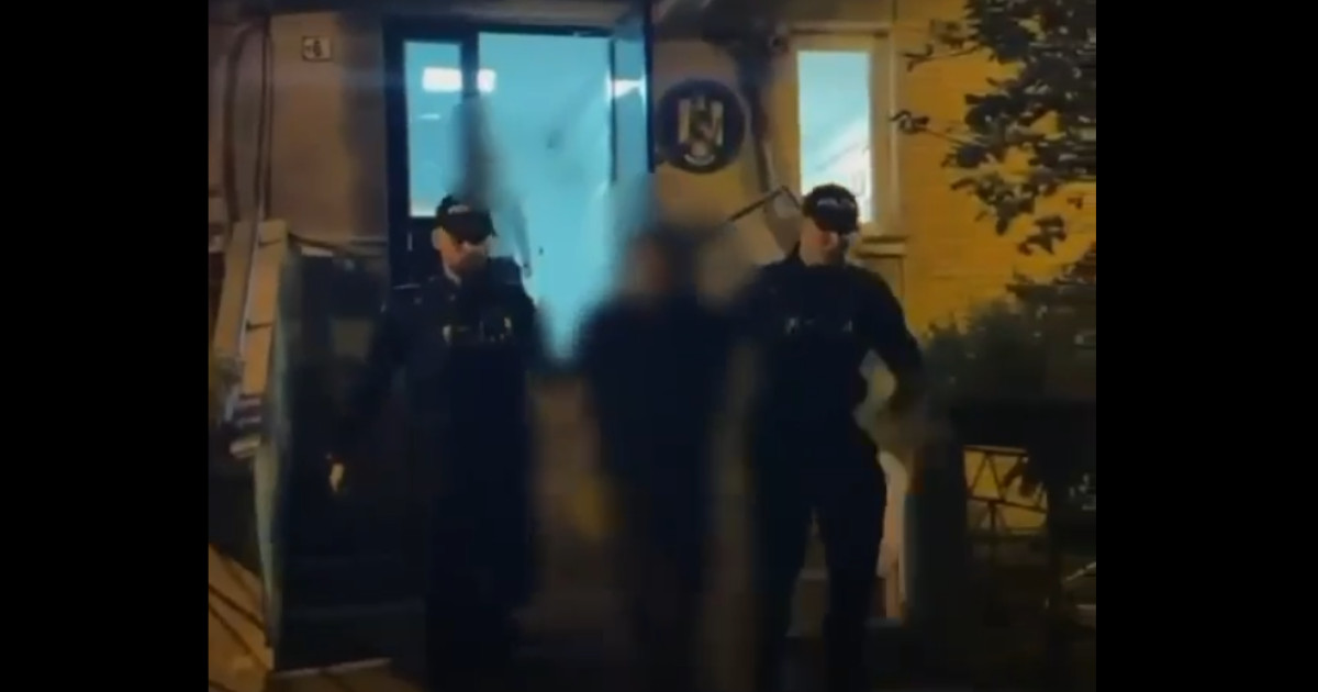 Un bărbat a fost reținut de poliție după ce a fost găsit cu un cuțit în Piața Victoriei
