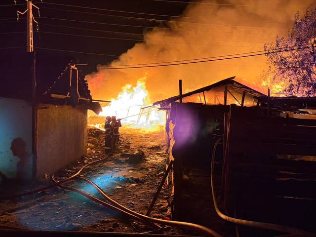 Incendiu de amploare în Baia Mare: mai multe locuințe improvizate sunt în flăcări în zona Craica