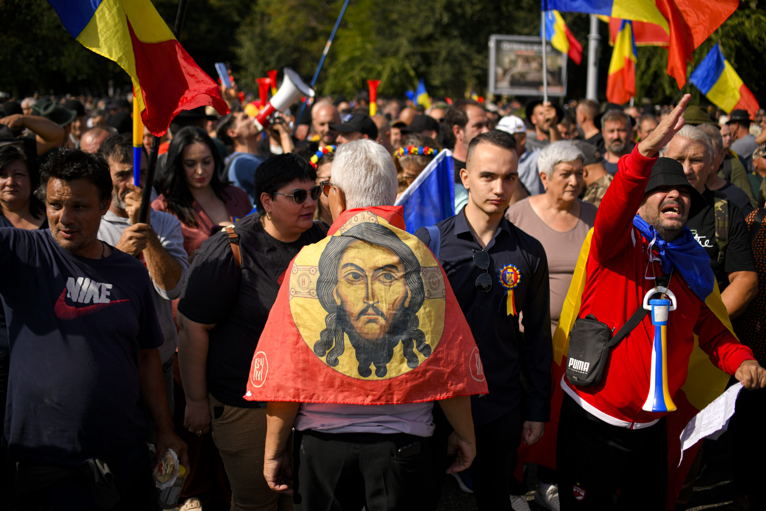 Bilanț după protestele violente din Piața Victoriei: 10 jandarmi răniți și amenzi de peste 21.000 de lei