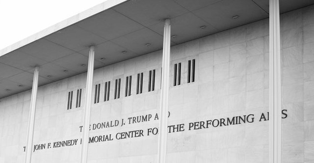 Judecătorul federal suspendă planul de a adăuga numele lui Trump la Centrul Kennedy