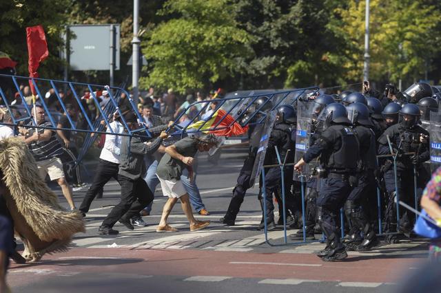 Percheziții masive în 11 județe pentru violențele de la protestul ciobanilor din Piața Victoriei