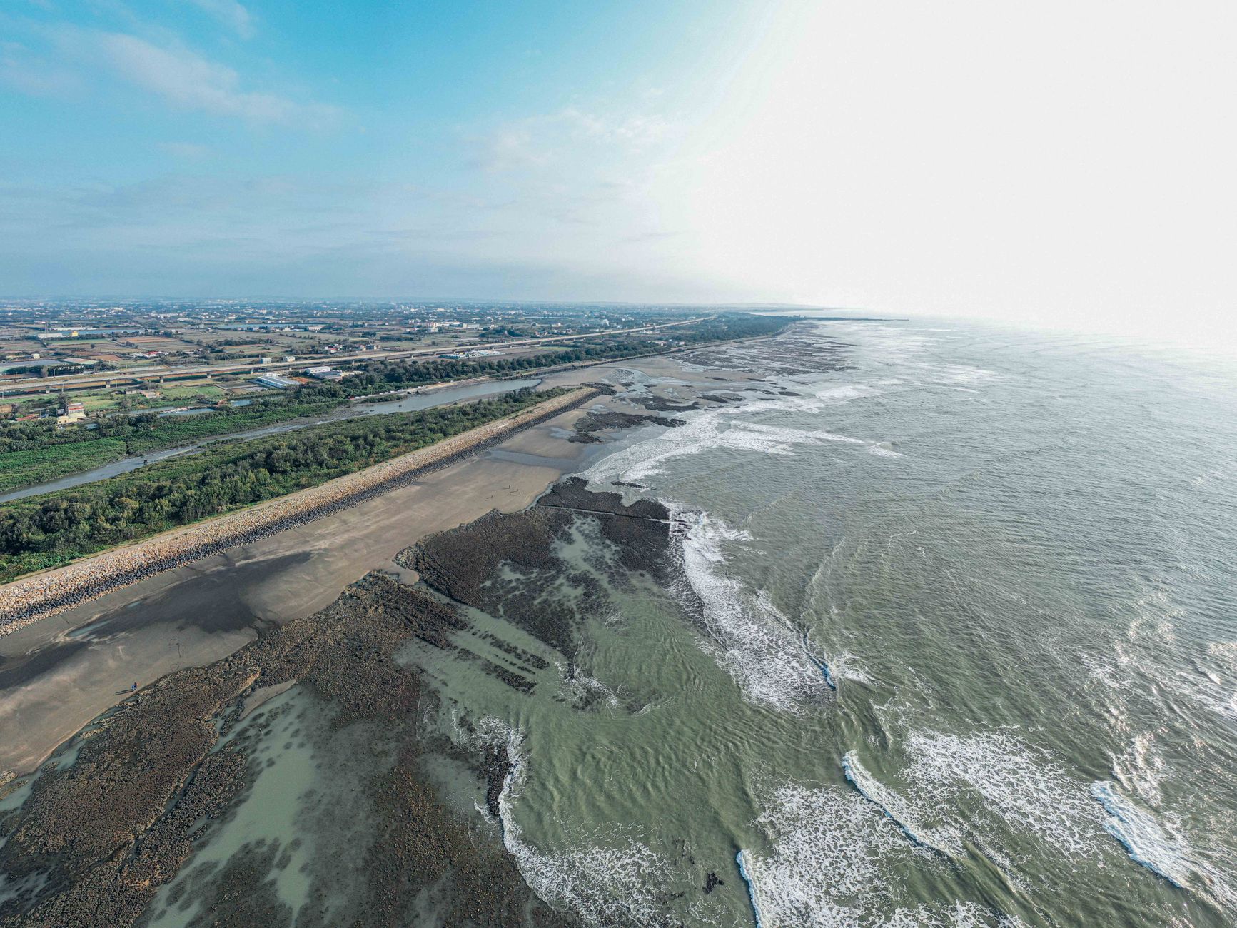 O nouă insulă a apărut în Marea Caspică pe măsură ce nivelul apei scade drastic