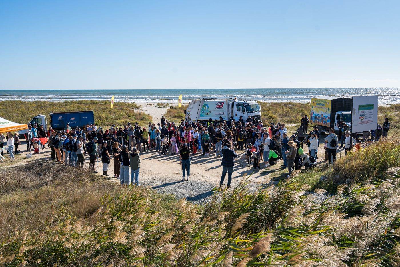 Peste 250 de voluntari au curățat trei kilometri de plajă în Corbu, la Corbu Cleanup Day